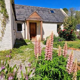 Highland River Cottage with Hot Tub, hotelli kohteessa Evanton