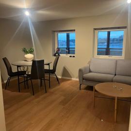 Apartment right by Karmsund, hotel di Karmøy