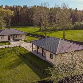 Kintu Perlas Villa - with optional Hot Tub on request, хотел в Kintai