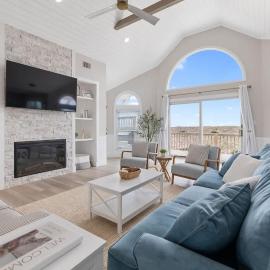 Elegant Updated Oceanfront Home with Pool & Hot Tub, hotel en Rodanthe