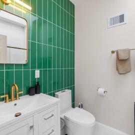 Elegant Home w Patio | In-Unit Laundry Near NYC, hotel in Jersey City