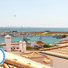 B28 - Stylish Typical House, hotel di Lagos