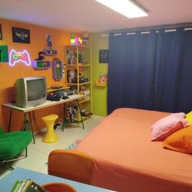 Suite rétro 80s 90s grande baignoire et jardin, hotel v destinaci Clermont-Ferrand