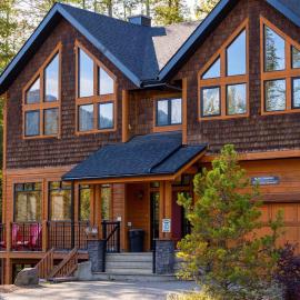 Black Diamond Chalet by Fernie Central Reservations, hotelli kohteessa Fernie