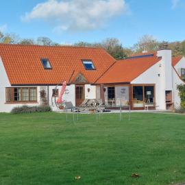 Nivekerke 8 Nieuwmunster De Haan, 4-bedroom holiday house for 4 to 6 people, between Wenduine, 1 km, and De Haan, 2 km, 500 meters from the beach,15 min from Bruges, Ostend and Knokke, fenced garden, bed linen and towels provided, pet allowed, on demand, Hotel in Zuienkerke