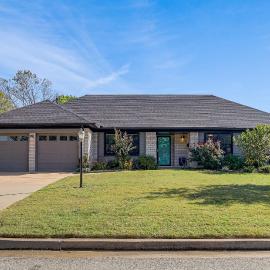 Pet-Friendly Home w/ Yard: 8 Mi to Downtown Tulsa!, hotel di Tulsa
