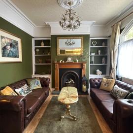 2 bedroom cottage Chester, hotel in Hough Green