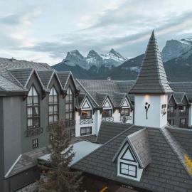 Everwild Canmore Hotel, hotel i Canmore