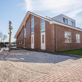 Houseboat in Waterpark with Private Dock, hotel a Uitgeest