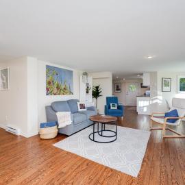 Gallery Garden - stylish, art-filled 1-bedroom suite by Victoria Prime!