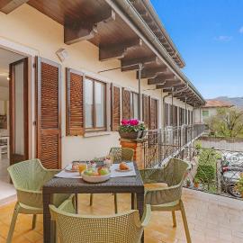 Petalo Bianco: 100m from Lake, Parking and Balcony - Happy Rentals