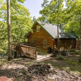 Table Rock Lake Cabin - The Oaks #5 with Lake Access & Hot Tub, hotel in Shell Knob