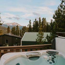 Breck Ski Chalet, Pet Friendly, Private Hot Tub and Scenic Views