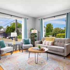 Walk to Restaurants & Pubs, Spacious with Best Beds