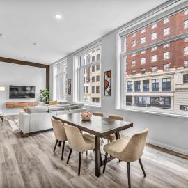 Luxe Flat with Heated Pool Sauna Rooftop Deck Gym, khách sạn ở Cleveland