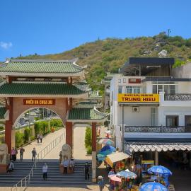 Trung Hiếu Hotel - bên cạnh Miếu Bà Chúa Xứ