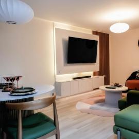 Adeluxe Aura - Entire Ultra Luxury- Super King Bed with Free WiFi, Netflix and Amazon Prime, hotel in Burton upon Trent