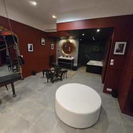 Love room - Jacuzzi - Salle de jeux complète