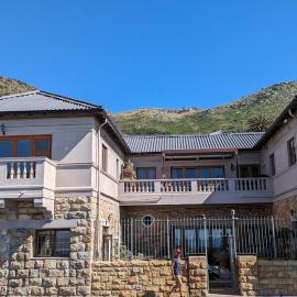 Dalebrook Sea-Facing Apartment in Kalk Bay – hotel w mieście St James