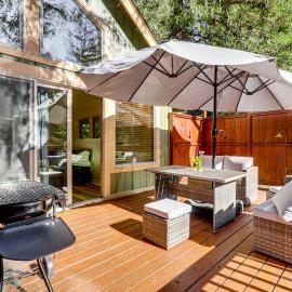 Redwoods Escape w/ Hot Tub: Near Russian River!, hotel u gradu Gernvil