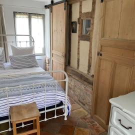 Chambre privée autonome, hotel in Ouilly-du-Houley