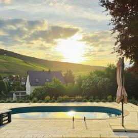 Romantic getaway with pool & panoramic vineyards, hótel í Eltville