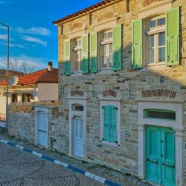 MINIQ HOMES 105 - Garden Cinema, BBQ, Foça Center 2BR Stone Home, hotel a Foça