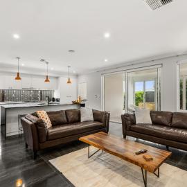 Modern Coastal Haven, Walk to Eden Beach & Shops, hotel u gradu 'Jindalee'