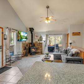 Deer-Friendly Cabin with Mountain Views and Fire Pit, hotel in Florissant