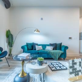 Emerald Escape, Free Parking, 2 Bath, Sleeps 8 Near American Dream and The Airport, King Bed and 2 Queen Beds, Washer and Dryer
