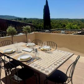 Charming house in the village center of Venasque, hotel em Venasque
