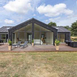 4 Bedroom Stunning Home In Aakirkeby, hotel a Vester Sømarken