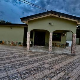 Newly Renovated 2 bedroom solar house near in Accra near Aburi Boarder, hotel di Accra