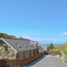 Ysgubor Uchaf - 29517, Hotel in Fairbourne