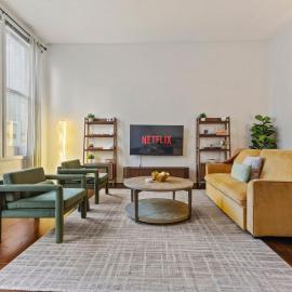 2BR Downtown Gem with Arcade games! - Sleeps 7 - Near Convention Center - Stadium, hotel in Indianapolis