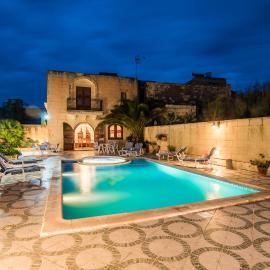 Traditional Maltese Villa with Pool & Jacuzzi, khách sạn ở Għarb