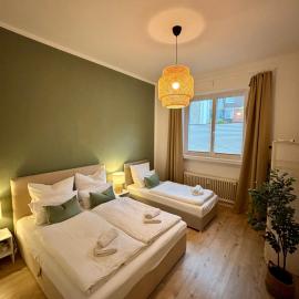 MaMaFeWo - EG Innenstadt - Privater Parkplatz - 2 Schlafzimmer - 24h Check-in - Highspeed WLAN - Streaming