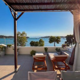 Sea Breeze - Home with a View، فندق في Bouzaíika