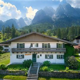 Alpine Chalet Apartment With Zugspitze Views, hotel v destinácii Grainau