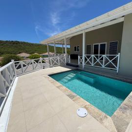 Luxe villa met panoramisch zicht en privézwembad, hotel in Willemstad