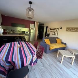 LES ANTHOCYANES, hotel u gradu Champagny
