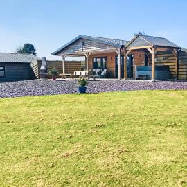 Bramley Lodge - Uk38384, hotel in Lyonshall