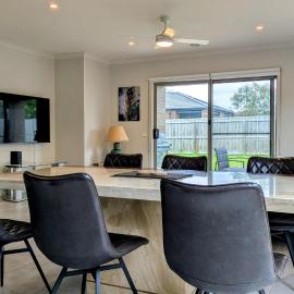 Comfy & spacious home near Bellarine Rail Trail, Hotel in Curlewis
