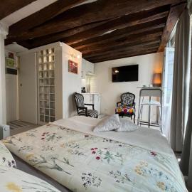 Cosy studio Montorgueil paris centre, hotel in Paris