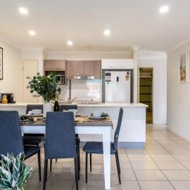 Bright & Cozy 2BR Duplex near Logan Central Comforts