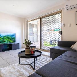 Bright & Cozy 2BR Duplex near Logan Central Comforts, hotelli kohteessa Marsden