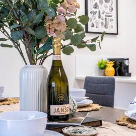 Bright & Cozy 2BR Duplex near Logan Central Comforts、Marsdenのホテル