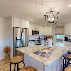 Modern Farmhouse Retreat North Fork Wine Country – hotel w mieście Calverton