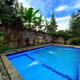 Villa Kayu Danke، فندق في Ciguntur
