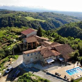Casa in Bocca al Lupo Ruime design-appartementen met zwembad en Alpenzicht in de Langhe